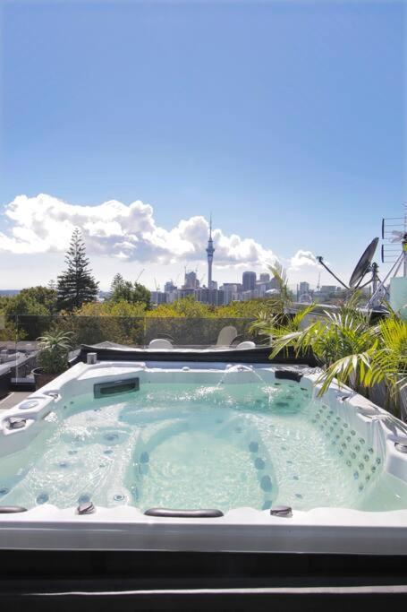 Entertainers Penthouse With 5 Bedrooms Pool & Spa Auckland Exterior photo